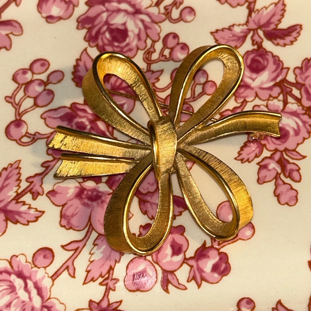 Elegant Gold Bow Brooch